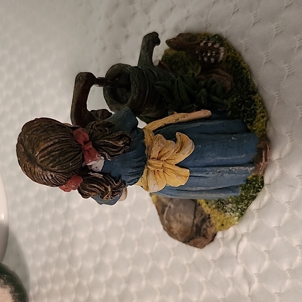 Vintage 5" Ceramic Girl Gathering Water - Picture 3 of 4